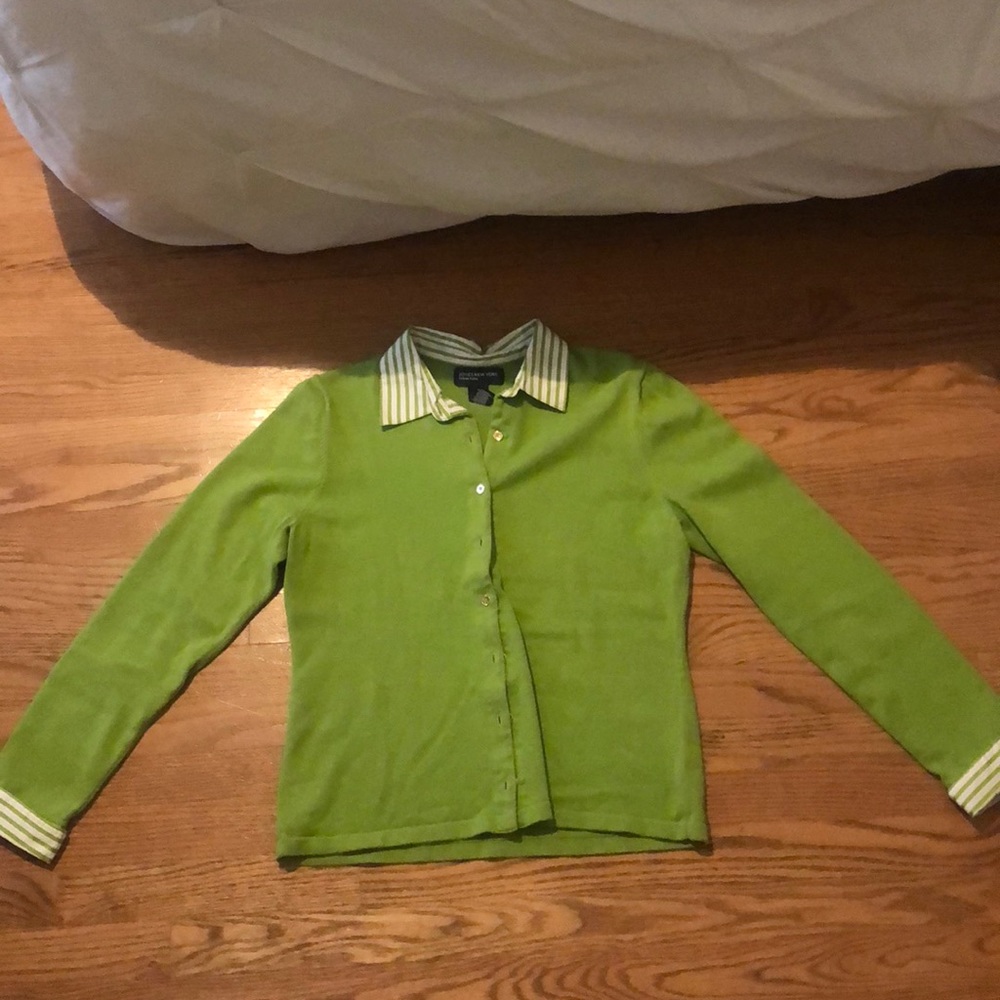 Green ans white sweater